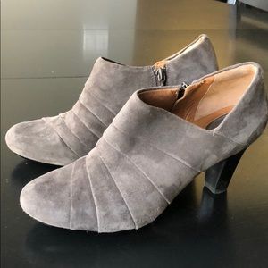 Clarks Artisan gray suede booties Size 9